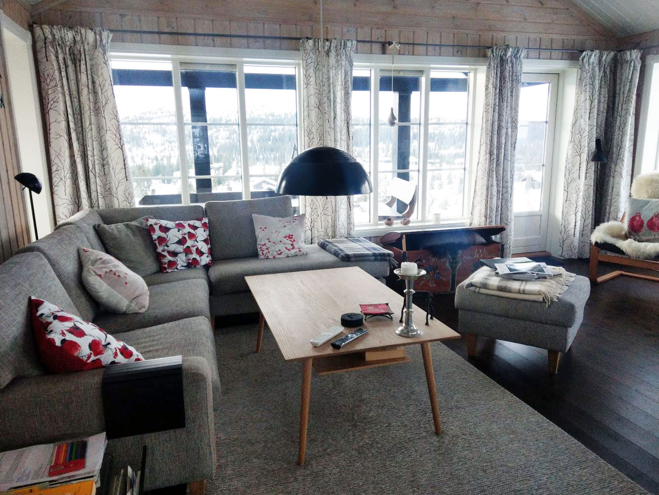 Stor stue med panoramautsikt og utgang til terrasse